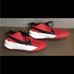 Nike Team Hustle Youth Sneakers Red Black Mesh Size 7Y Athletic Shoes DX-SU21